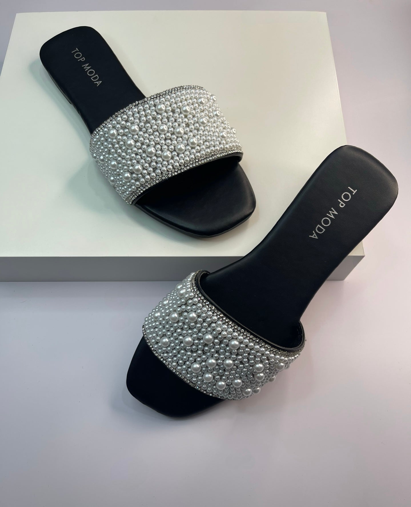 Pearly black sandal