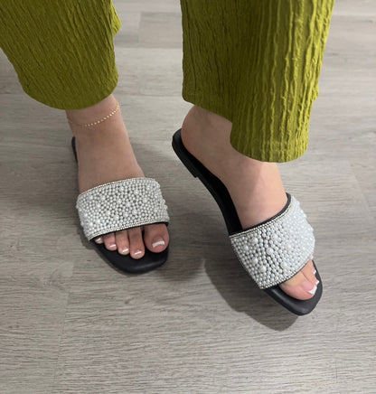 Pearly black sandal