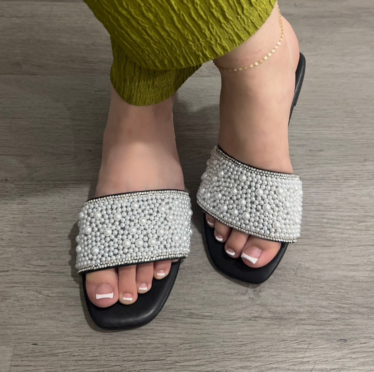Pearly black sandal