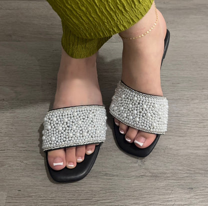 Pearly black sandal