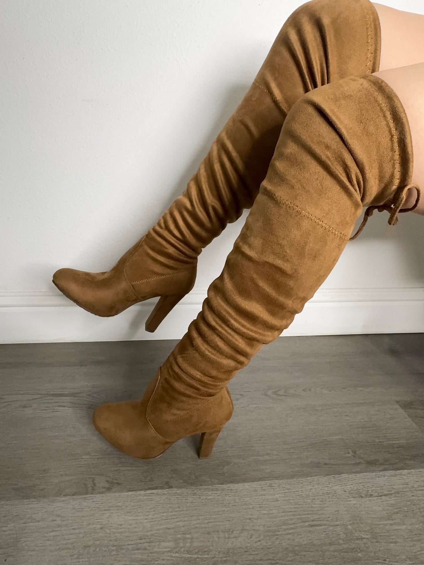 Dasia tan long boot
