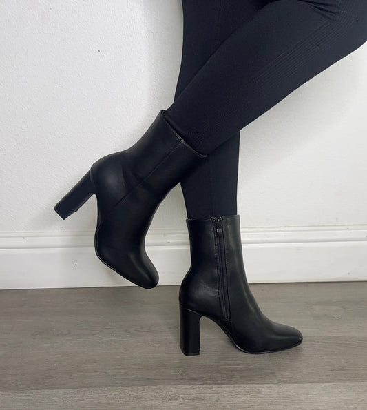 Andrea black boot