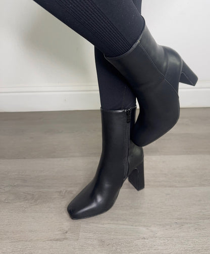 Andrea black boot