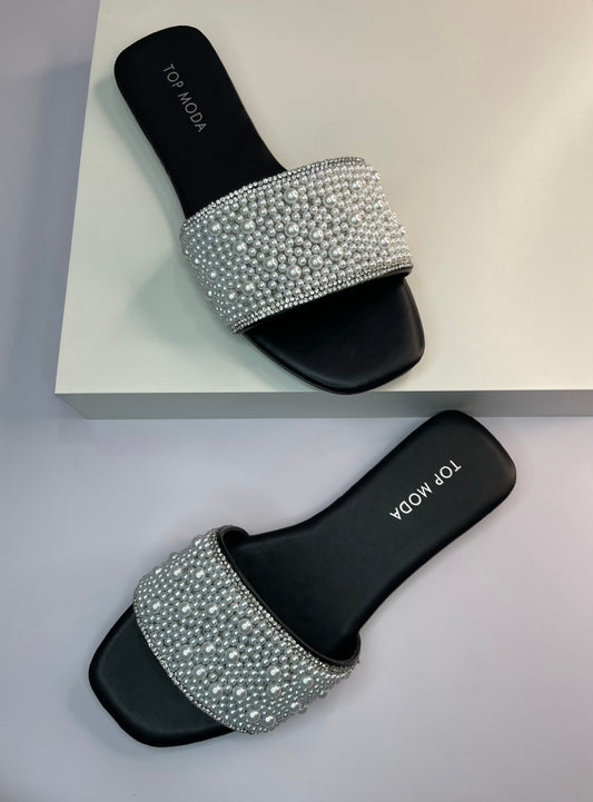 Pearly black sandal