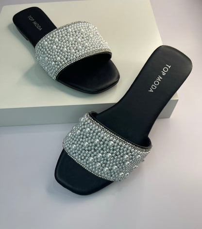 Pearly black sandal